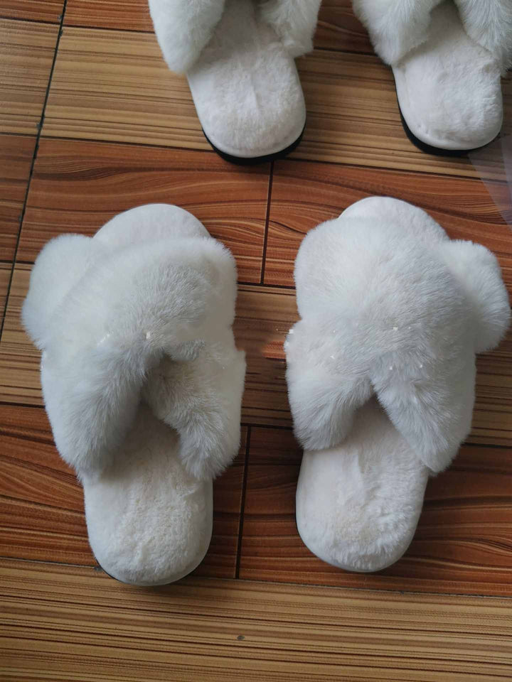 Fluffy slippers med kryssreimer i grå