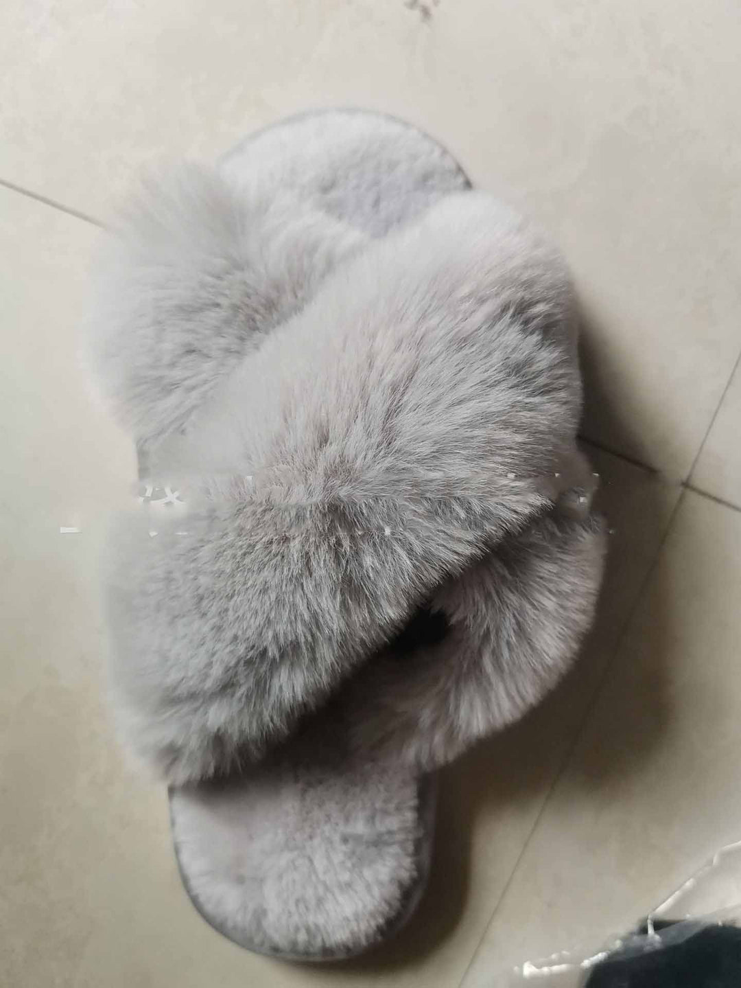 Fluffy slippers med kryssreimer i grå